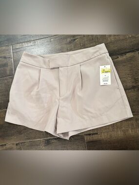 NWT  High-Rise Pleated shorts - light tan